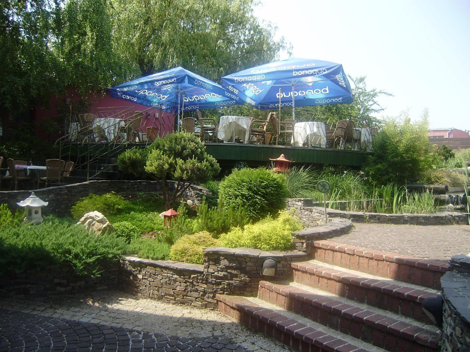 塞尔玛酒店 Dunajská Streda 外观 照片